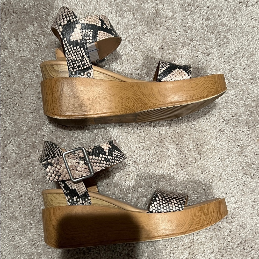 Women’s Snake-Print Platform Sandals - Neutral